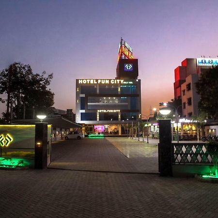 Hotel Fun City Navsari Eksteriør bilde