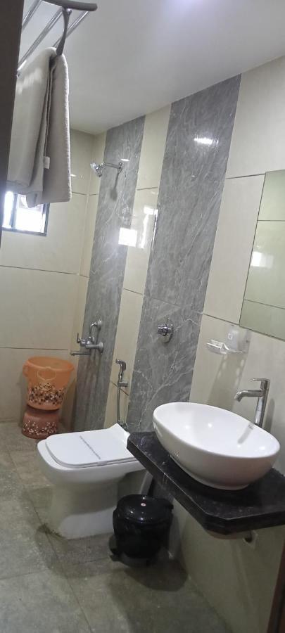 Hotel Fun City Navsari Eksteriør bilde