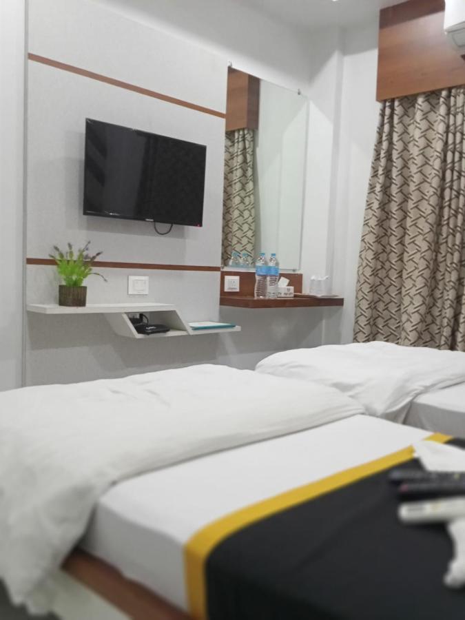 Hotel Fun City Navsari Eksteriør bilde