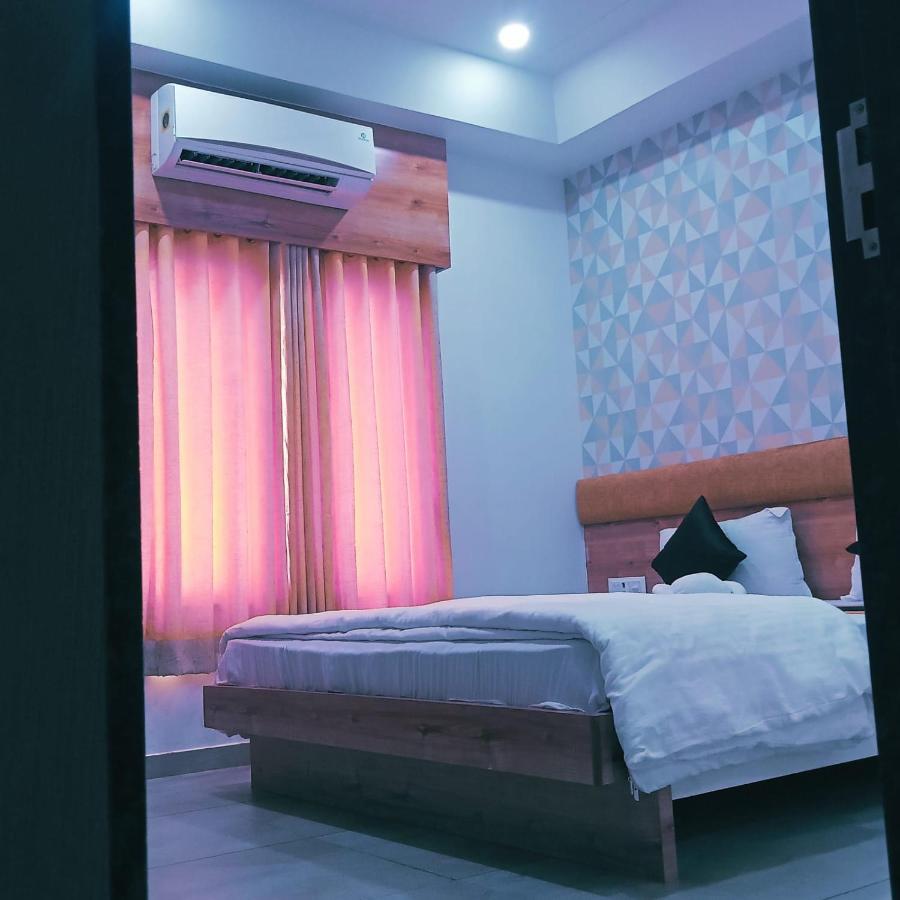 Hotel Fun City Navsari Eksteriør bilde