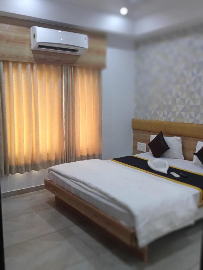 Hotel Fun City Navsari Eksteriør bilde