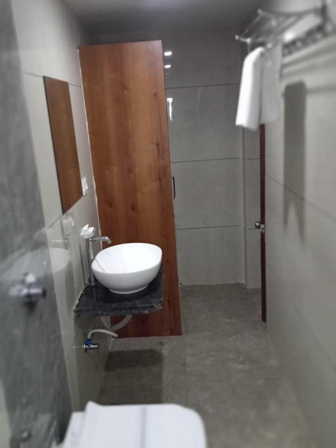 Hotel Fun City Navsari Eksteriør bilde