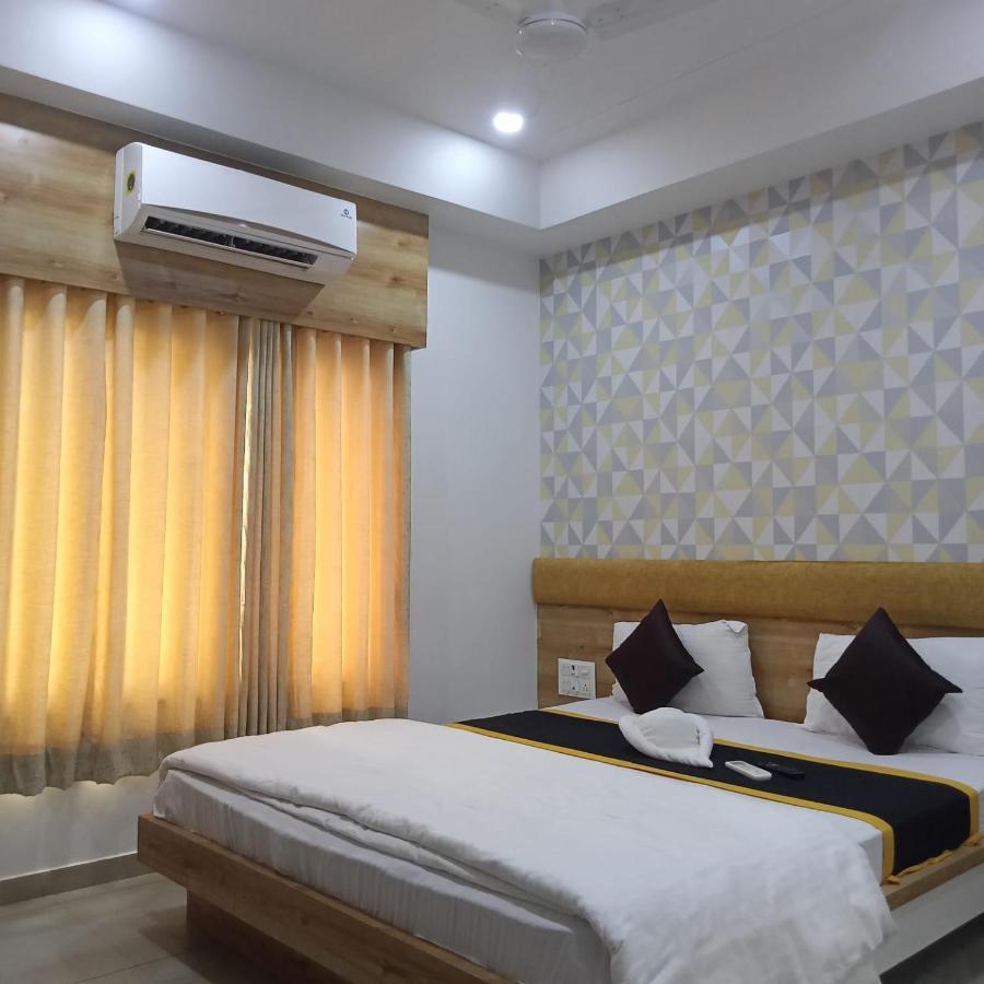 Hotel Fun City Navsari Eksteriør bilde
