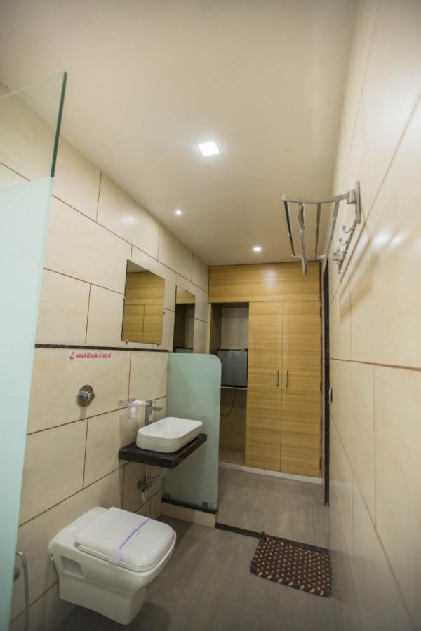Hotel Fun City Navsari Eksteriør bilde