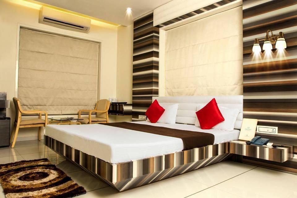 Hotel Fun City Navsari Eksteriør bilde