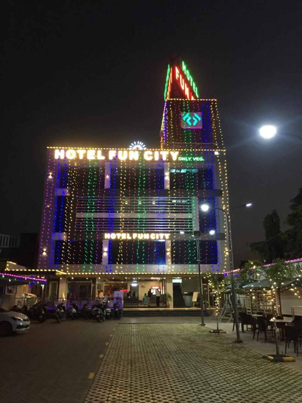 Hotel Fun City Navsari Eksteriør bilde