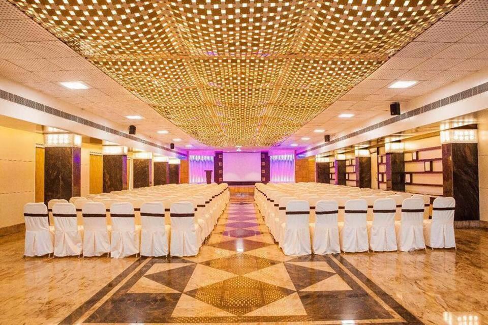 Hotel Fun City Navsari Eksteriør bilde