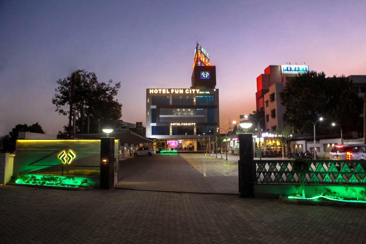 Hotel Fun City Navsari Eksteriør bilde