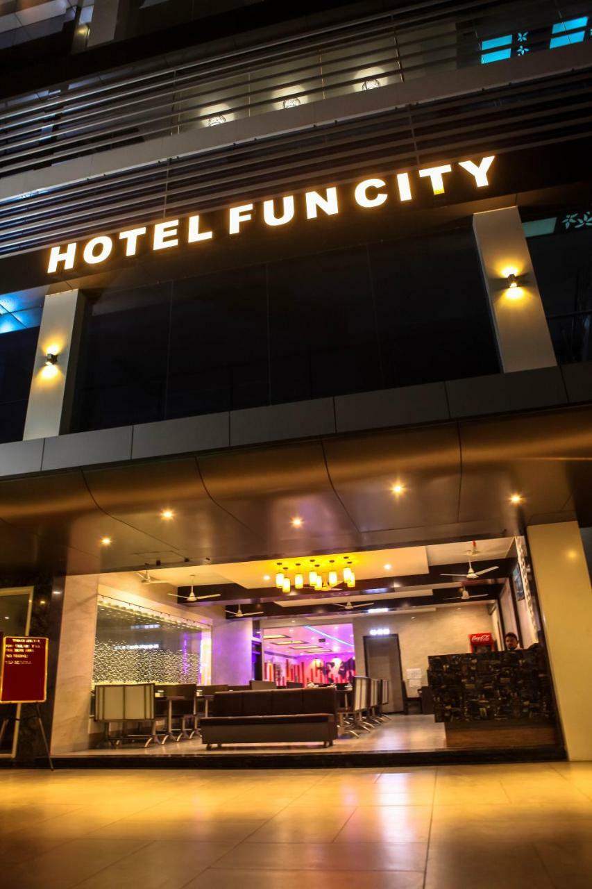 Hotel Fun City Navsari Eksteriør bilde