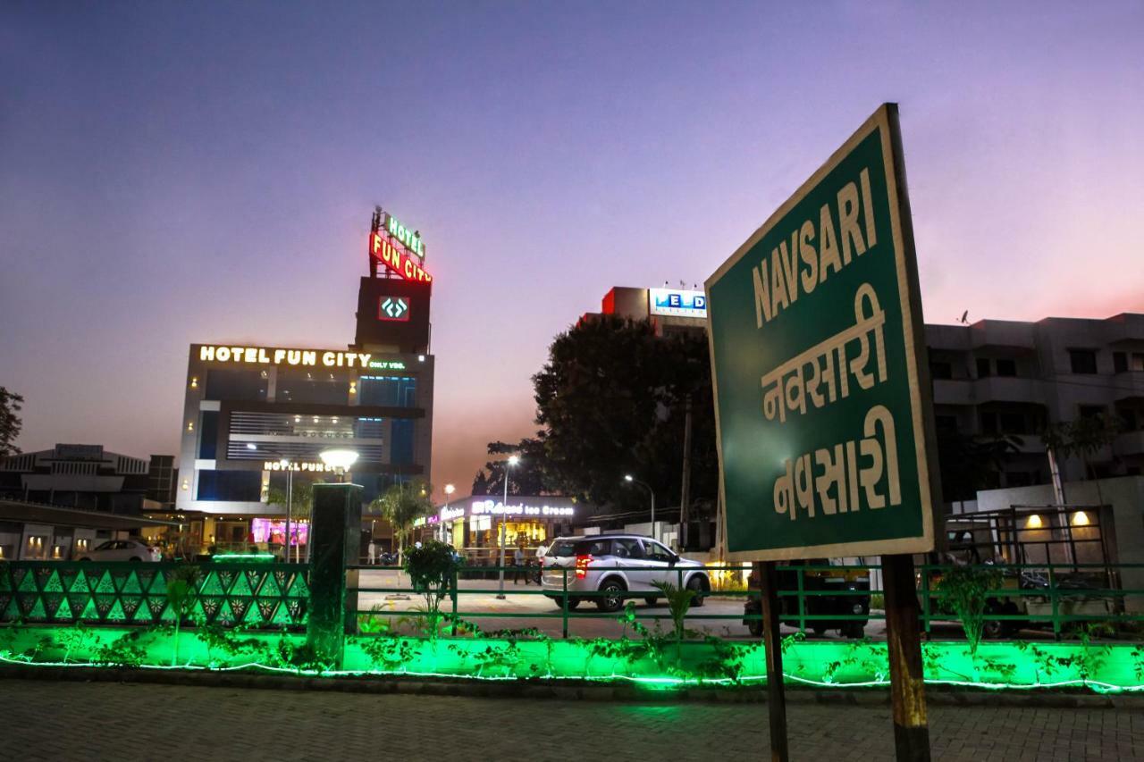 Hotel Fun City Navsari Eksteriør bilde