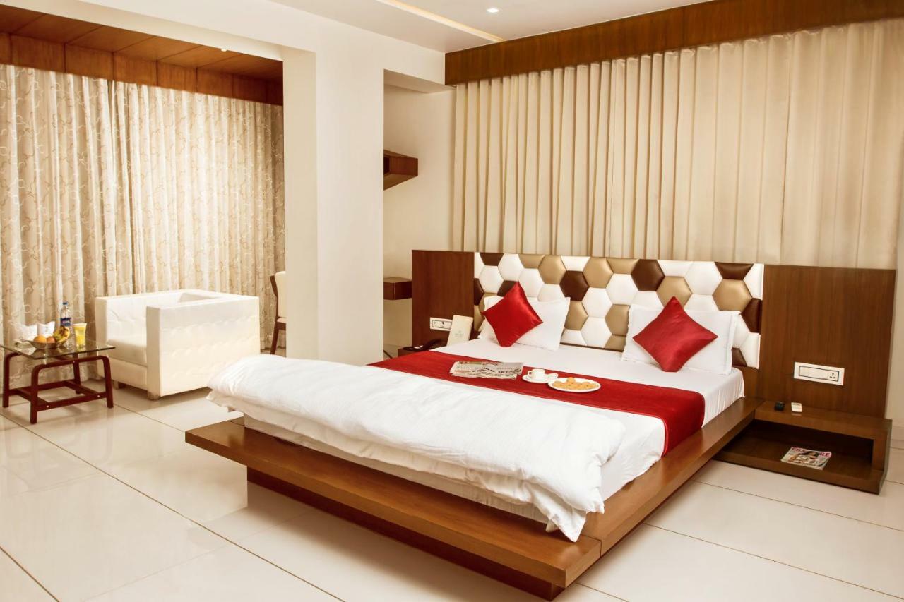 Hotel Fun City Navsari Eksteriør bilde