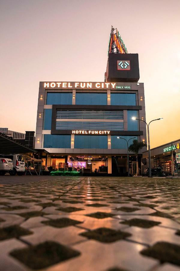 Hotel Fun City Navsari Eksteriør bilde