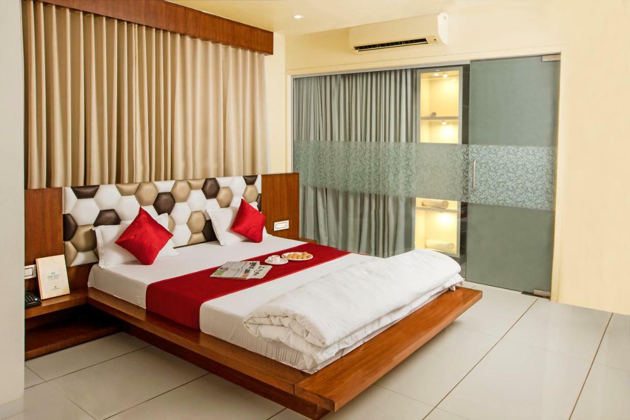 Hotel Fun City Navsari Eksteriør bilde