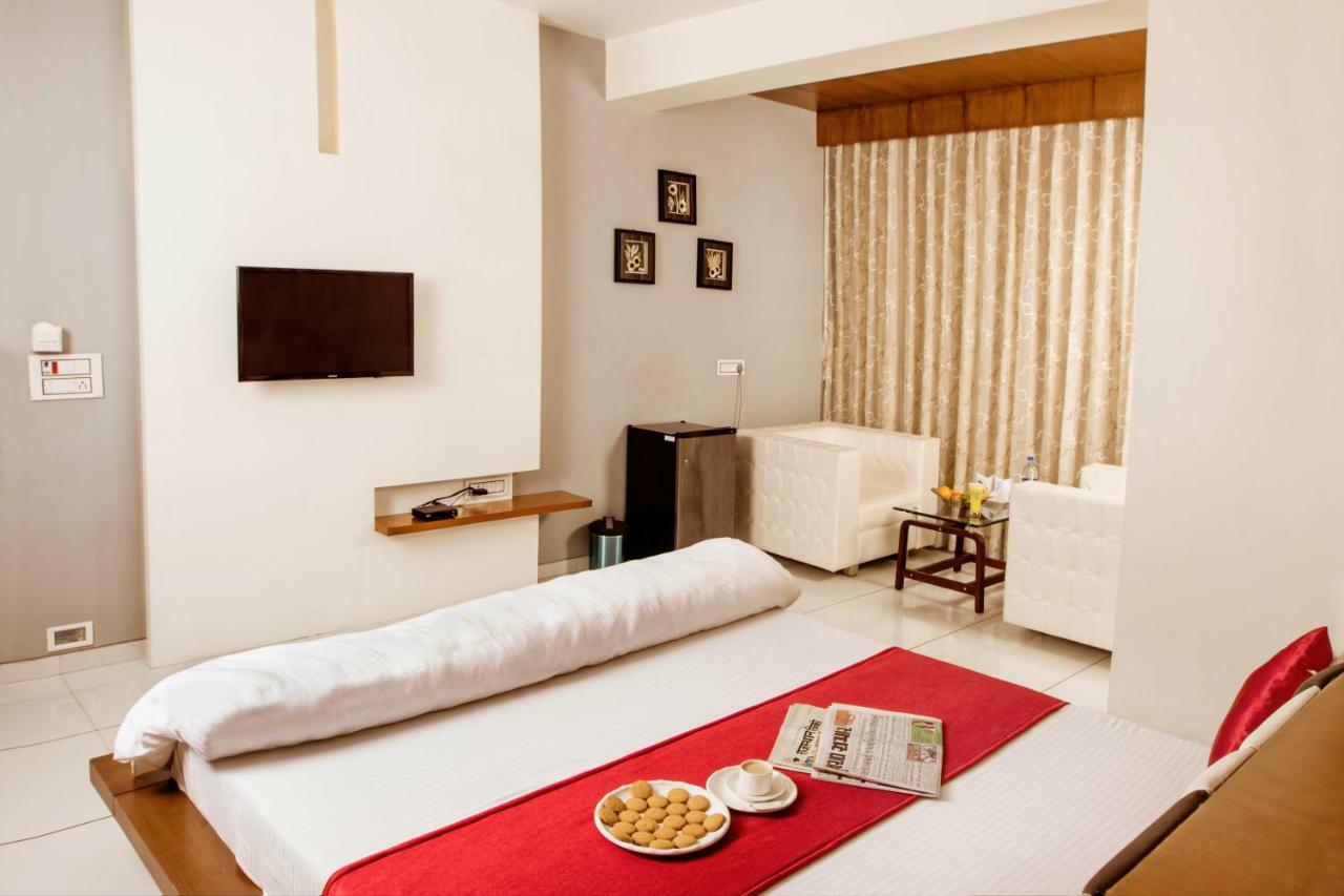 Hotel Fun City Navsari Eksteriør bilde