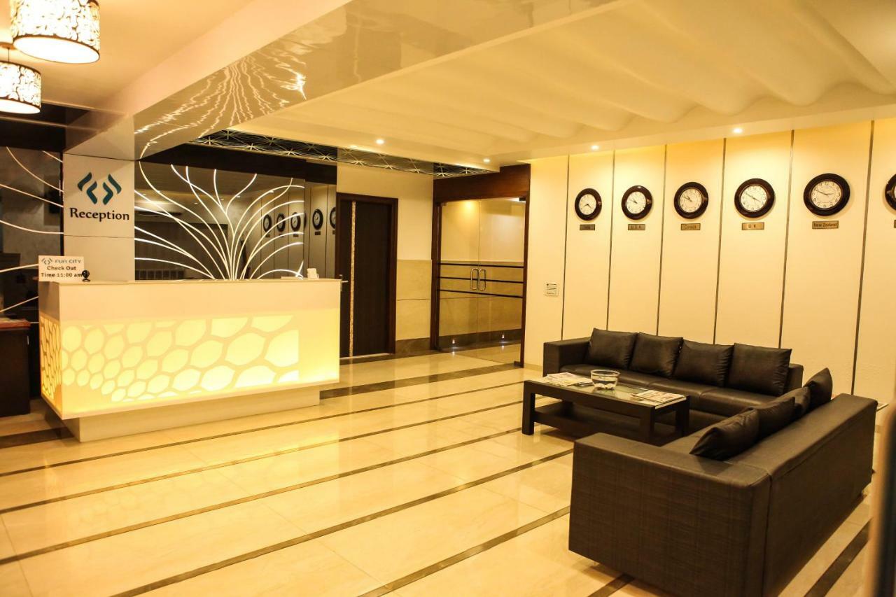 Hotel Fun City Navsari Eksteriør bilde