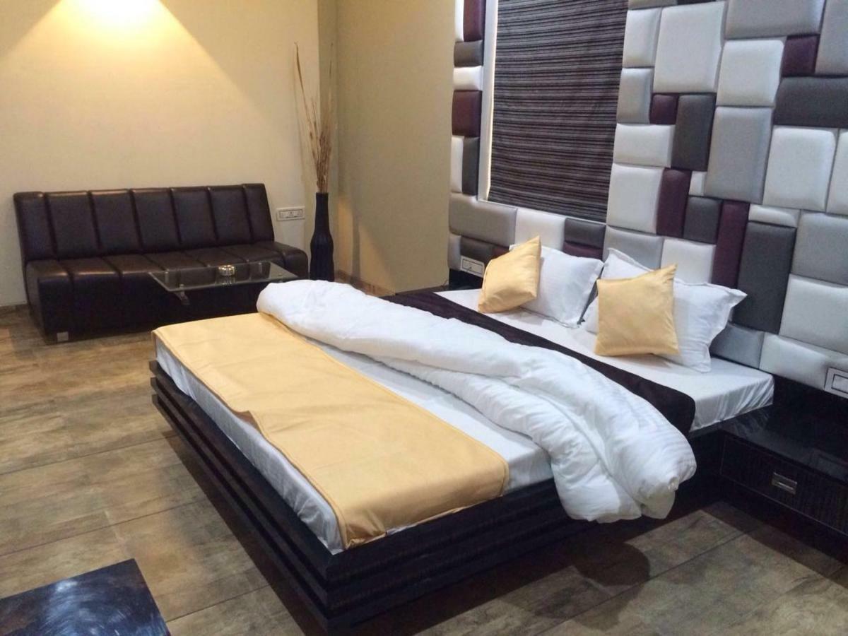 Hotel Fun City Navsari Eksteriør bilde