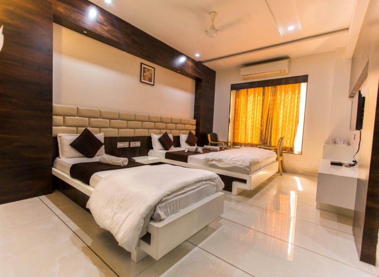 Hotel Fun City Navsari Eksteriør bilde