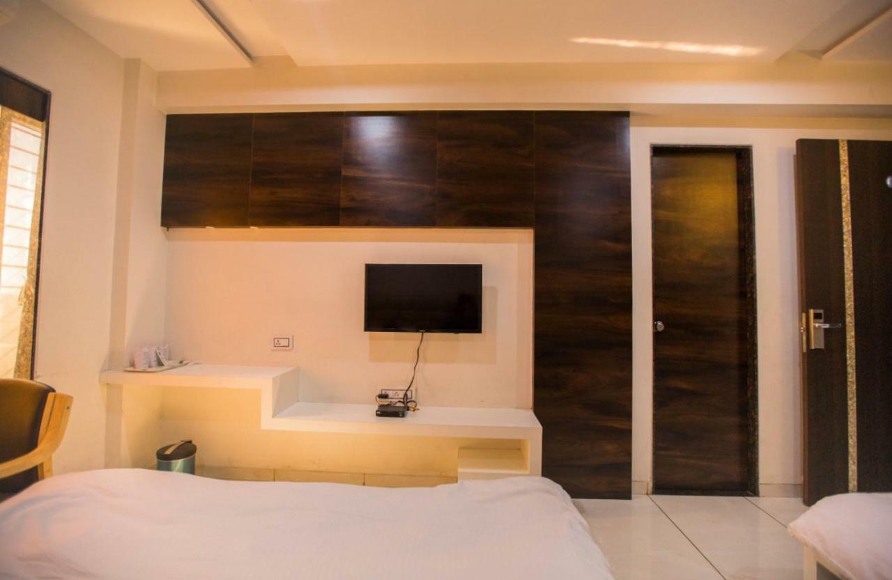 Hotel Fun City Navsari Eksteriør bilde