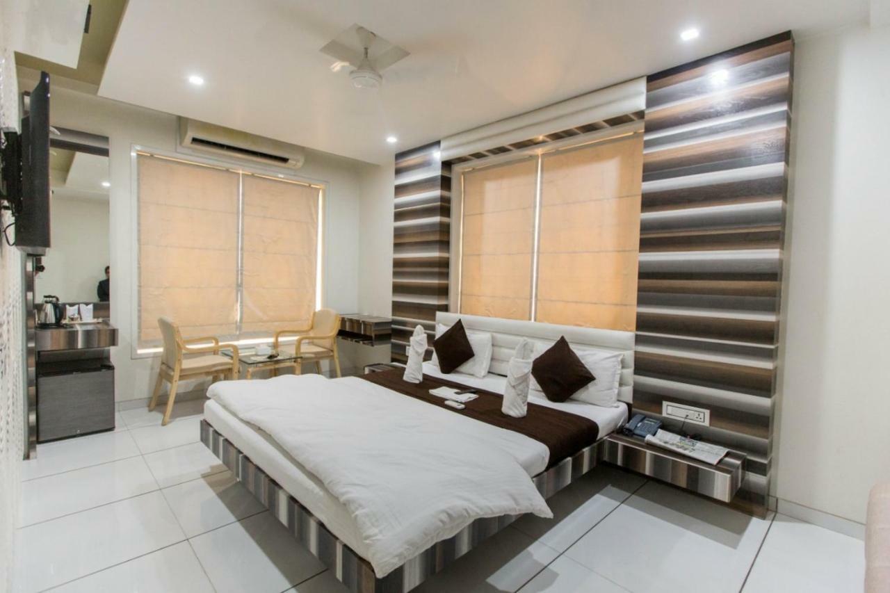 Hotel Fun City Navsari Eksteriør bilde