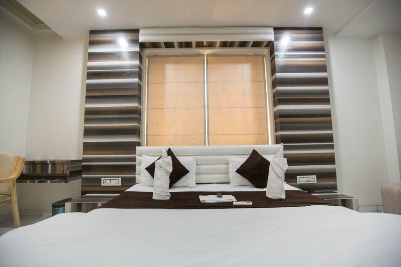 Hotel Fun City Navsari Eksteriør bilde