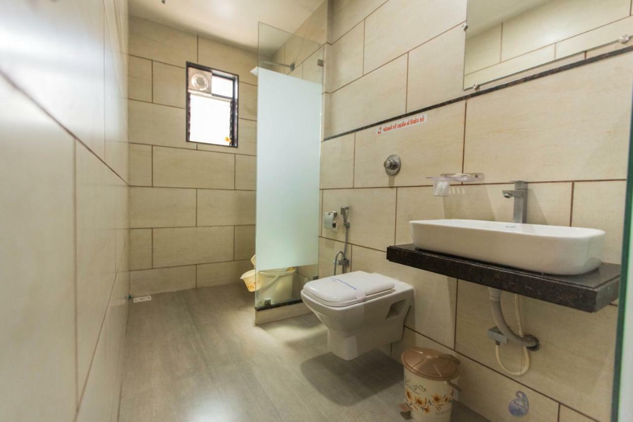 Hotel Fun City Navsari Eksteriør bilde