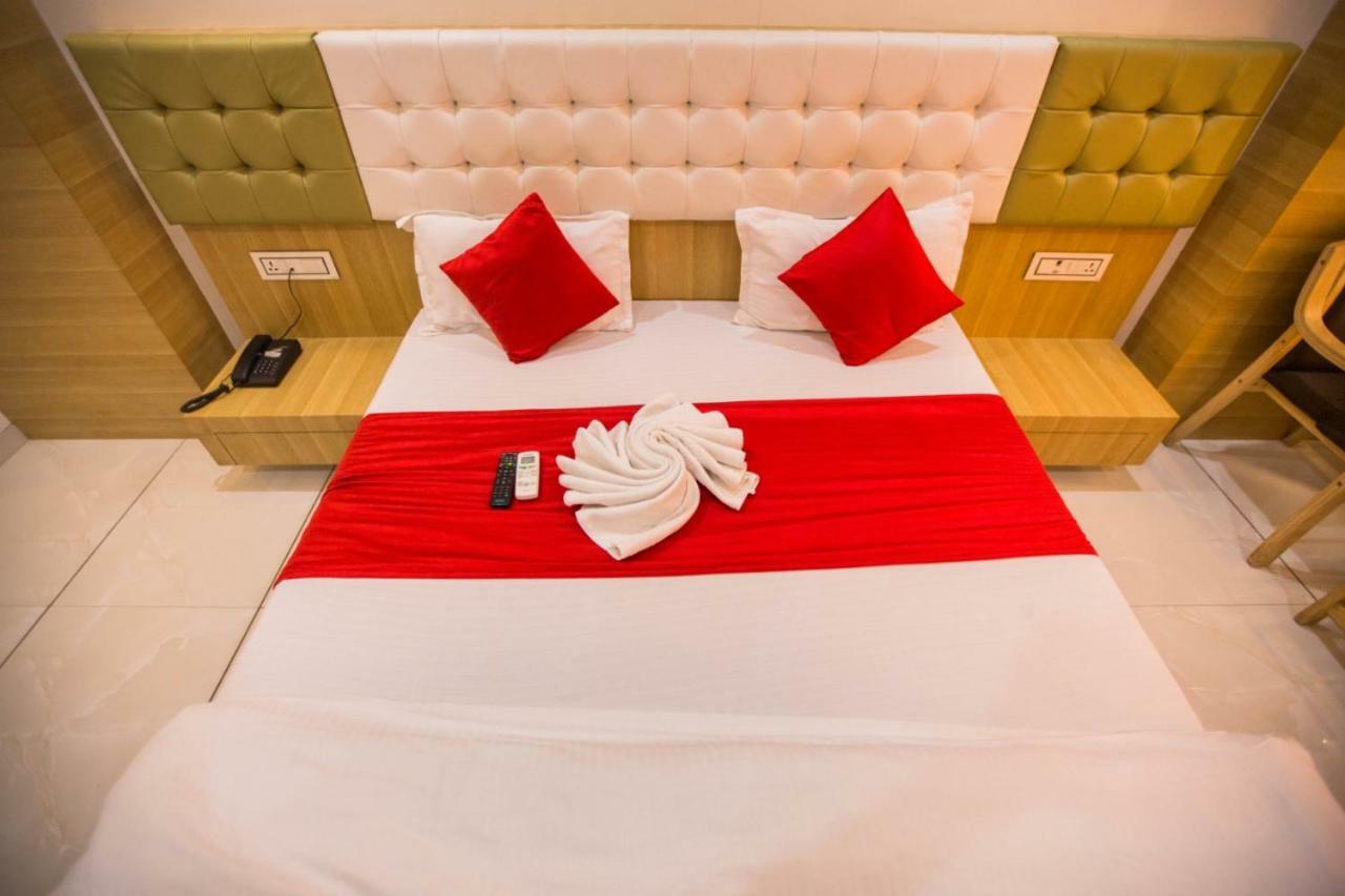 Hotel Fun City Navsari Eksteriør bilde
