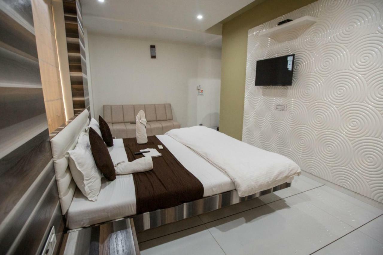 Hotel Fun City Navsari Eksteriør bilde