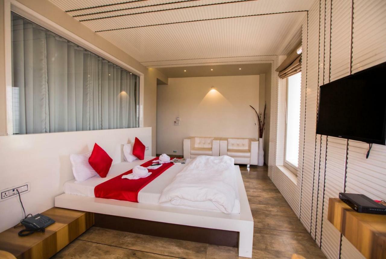 Hotel Fun City Navsari Eksteriør bilde