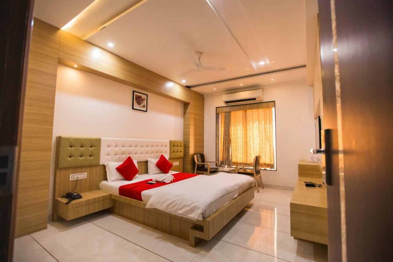 Hotel Fun City Navsari Eksteriør bilde