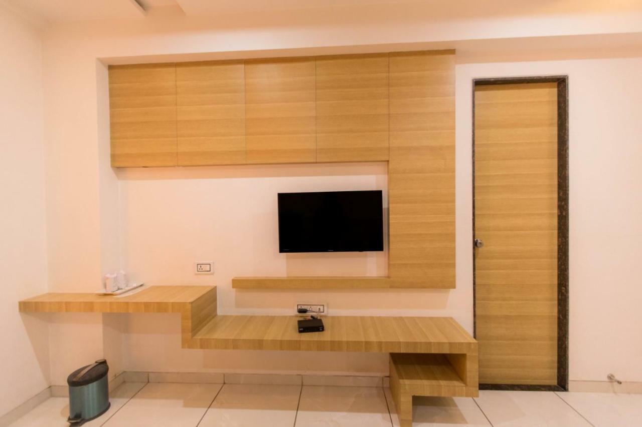 Hotel Fun City Navsari Eksteriør bilde