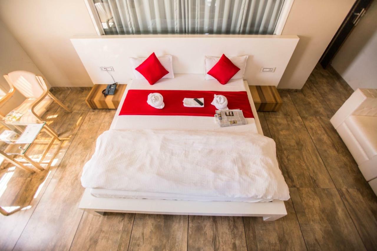 Hotel Fun City Navsari Eksteriør bilde