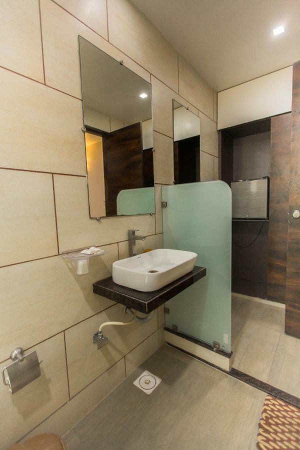 Hotel Fun City Navsari Eksteriør bilde
