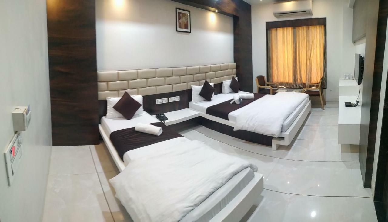 Hotel Fun City Navsari Eksteriør bilde