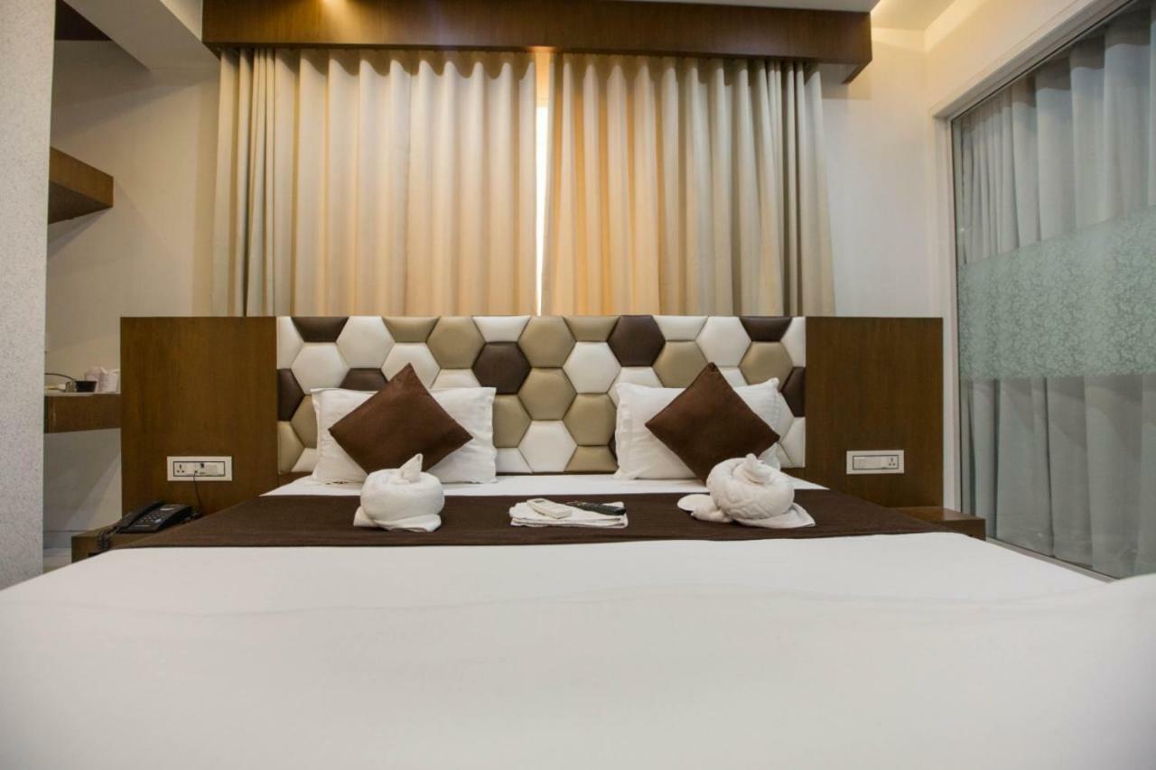 Hotel Fun City Navsari Eksteriør bilde
