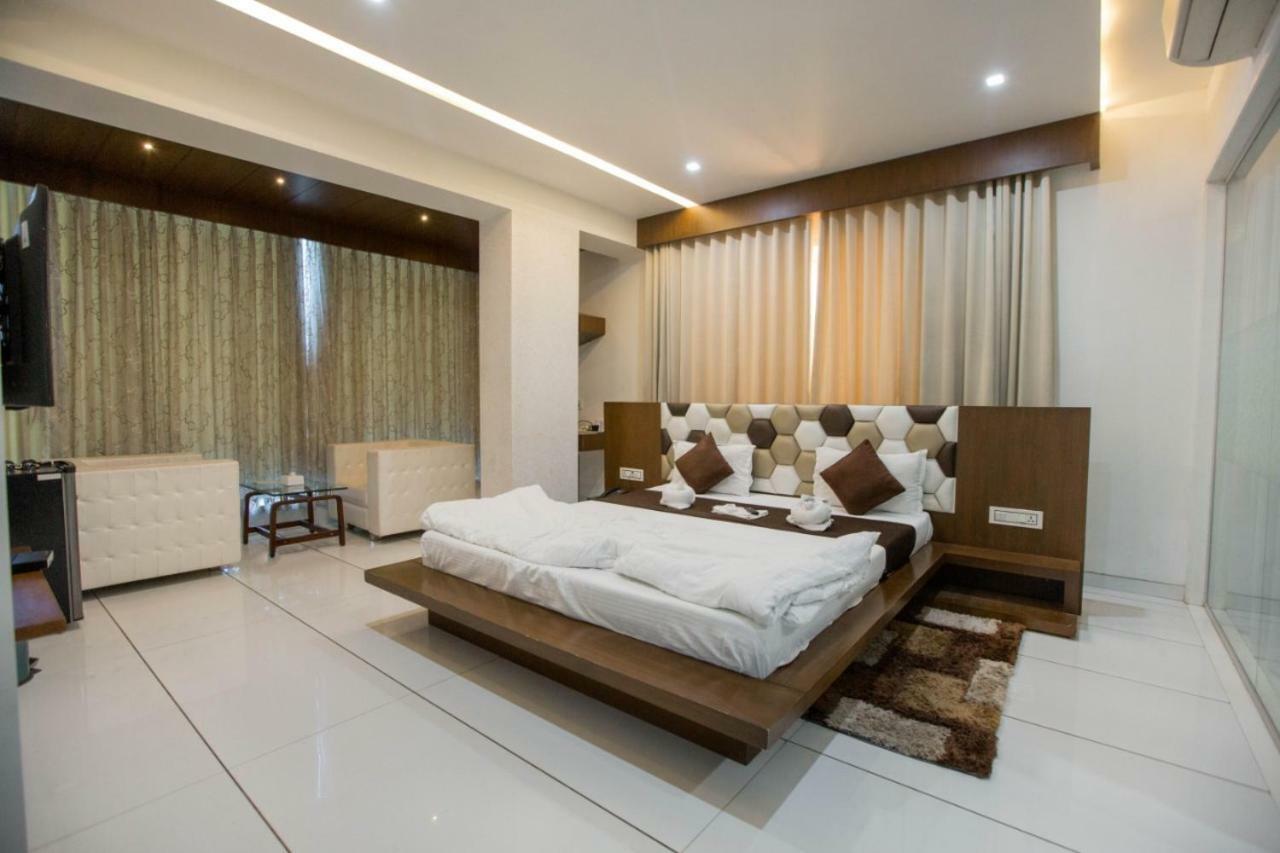 Hotel Fun City Navsari Eksteriør bilde