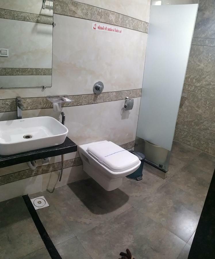 Hotel Fun City Navsari Eksteriør bilde