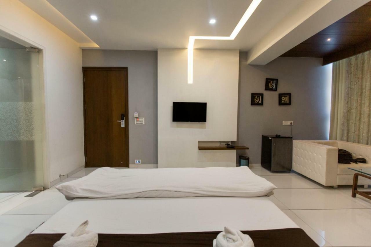 Hotel Fun City Navsari Eksteriør bilde